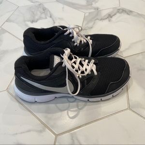 2/$40 Nike Flex Experience RN 3 Size 8.5